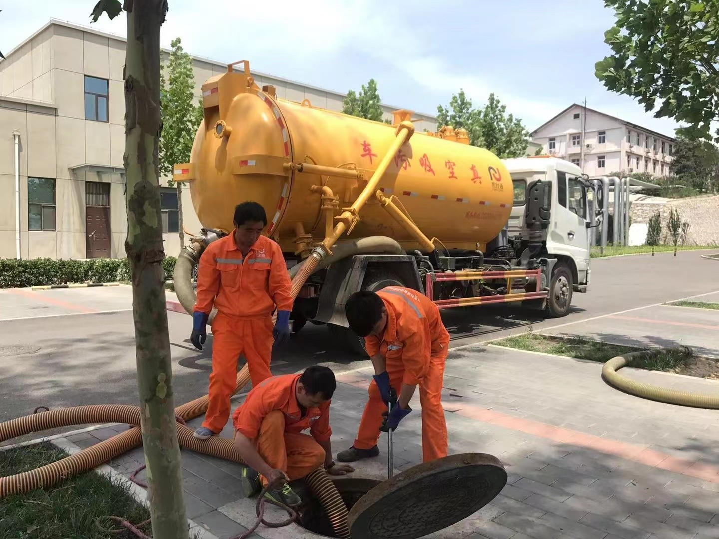 白云矿区化粪池清理与5-8吨吸粪车施工效率分析